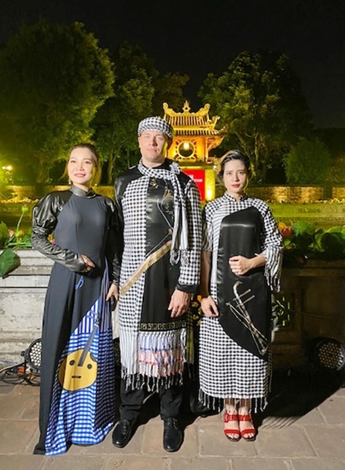 奥戴越南文化遗产民族传统服装秀在文庙国子监国家特殊遗迹区展示