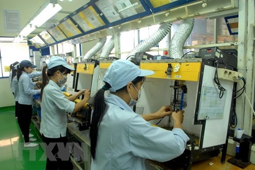 Vinh Phuc presents investment license to Japanese firms