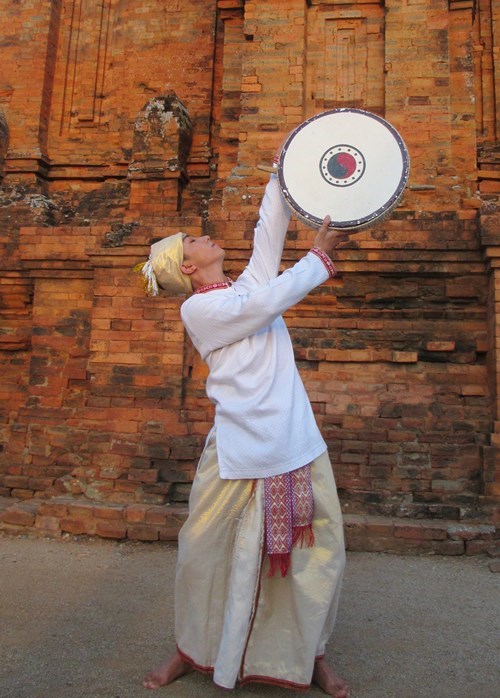 占族舞者表演传统舞蹈(图片来源:人民军队报)