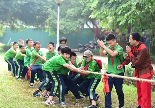 河内市巴亭郡阮知方初中学校学生参加拔河活动(图片来源:人民