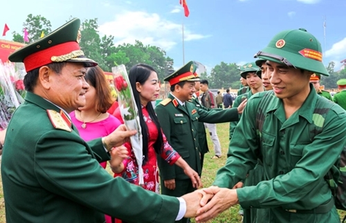 越共中央委员,副总参谋长阮方南上将与永福省平川县的新兵(图片