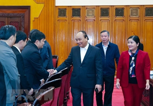 阮春福与平福省领导干部握手(图片来源:越通社)