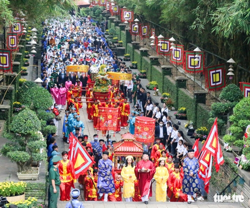 越南各地隆重举行雄王祭祖仪式
