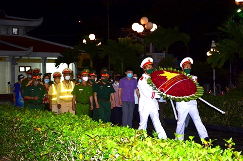 奠边府市代表团进入him lam烈士陵园